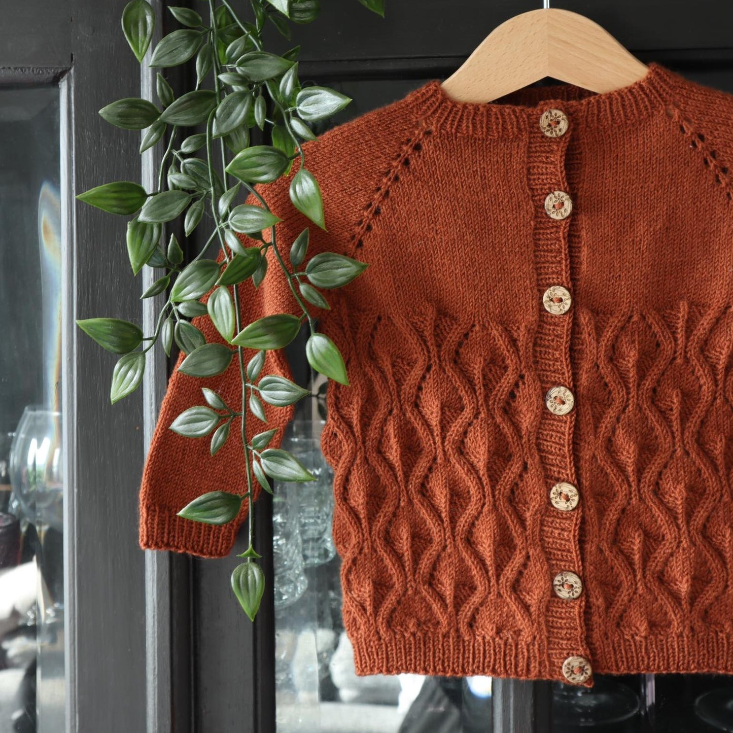 Eyva Ungbarnapeysa | KnitbyKatrín