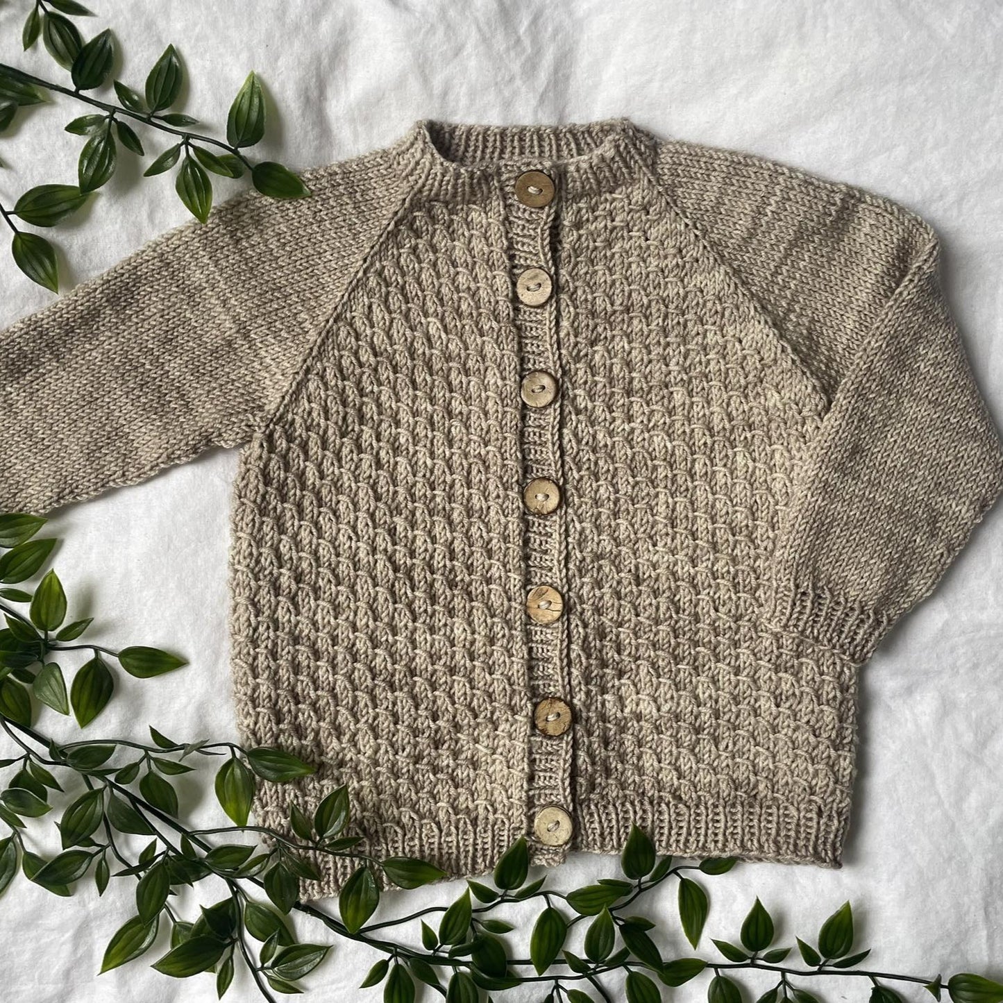 Reyr opin barnapeysa | KnitbyKatrín