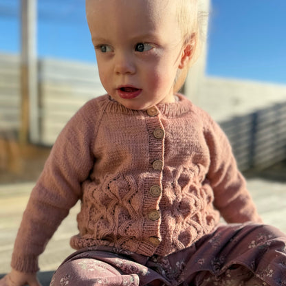 Eyva Ungbarnapeysa | KnitbyKatrín