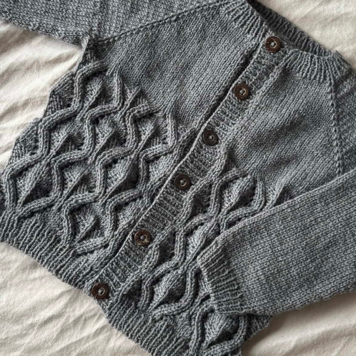Eyva Ungbarnapeysa | KnitbyKatrín